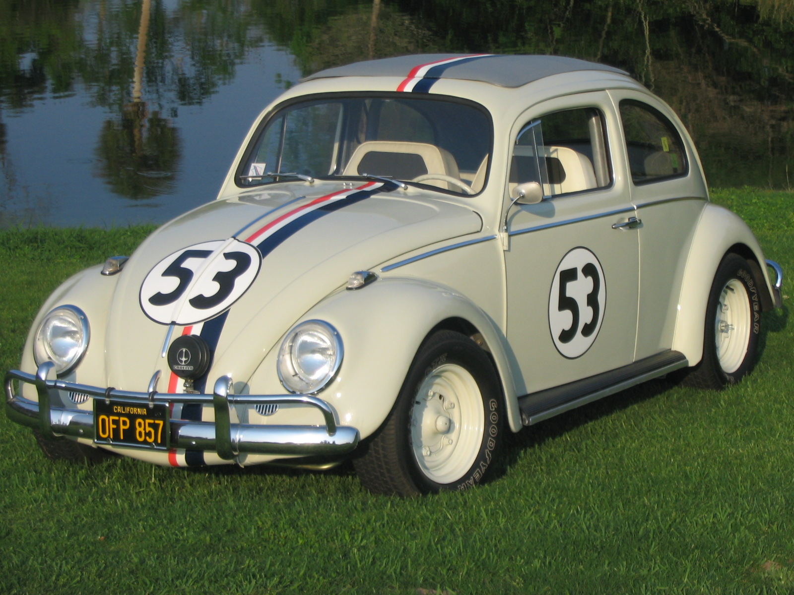 Imagem de referência de Herbie Goes to Monte Carlo, descrito nos dados abertos como filme de 1977 dirigido por Vincent McEveety