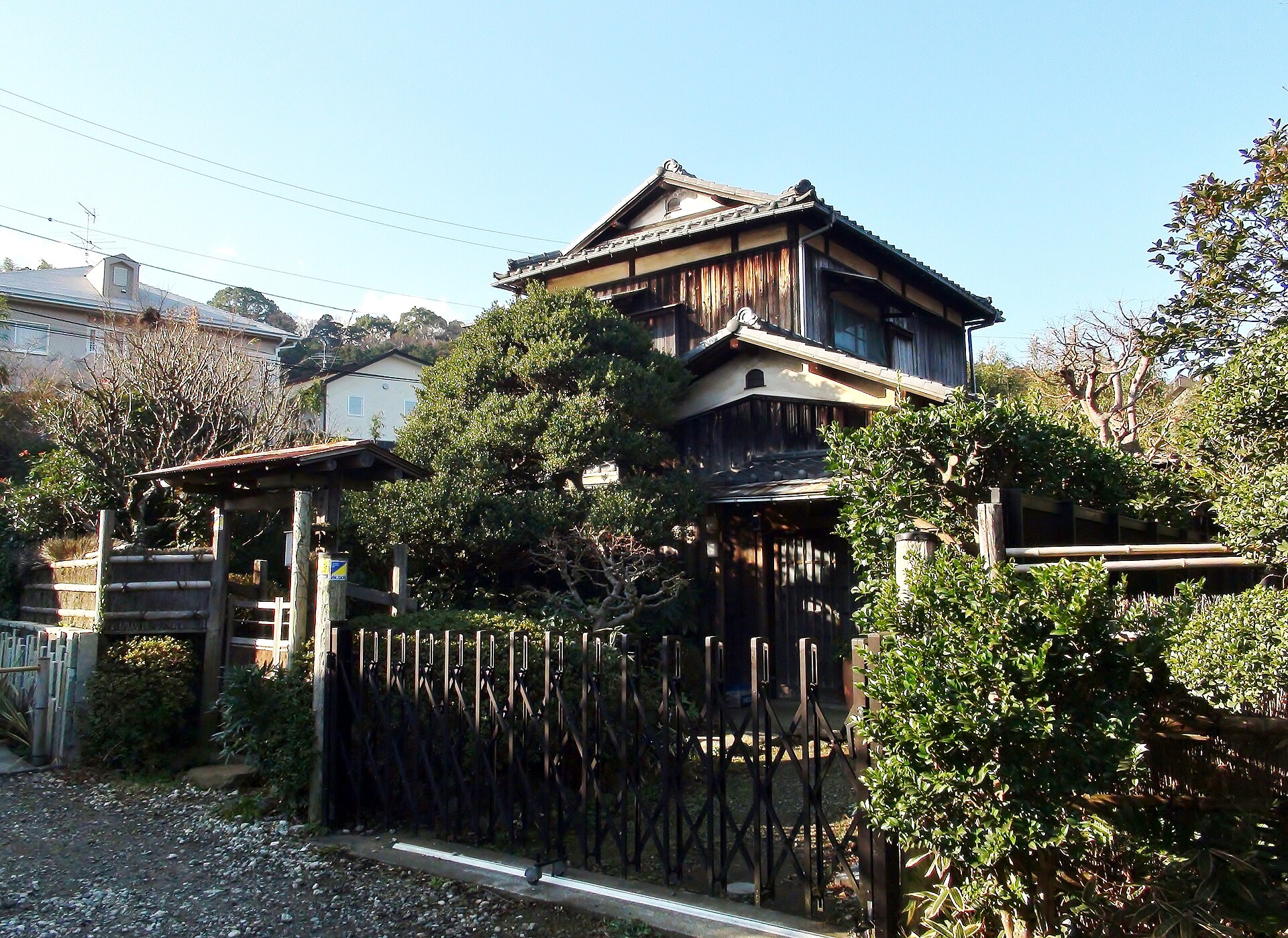Imagem de referência de Umimachi Diary, descrito nos dados abertos como filme de 2015 dirigido por Hirokazu Koreeda