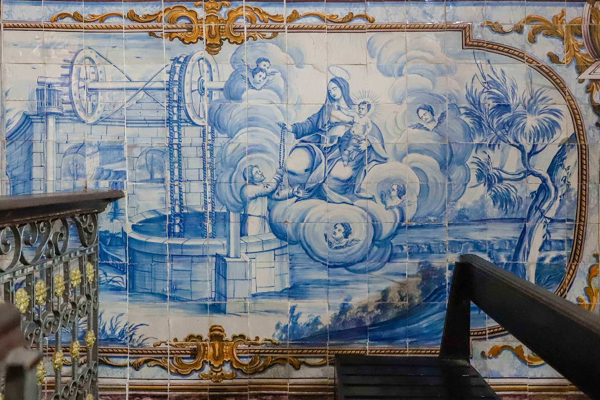 Imagem de referência relacionada a Nossa Senhora com o Rosário salva um homem que caiu a um poço, item descrito como painel de azulejos na Igreja de Nossa Senhora do Rosário, Salvador