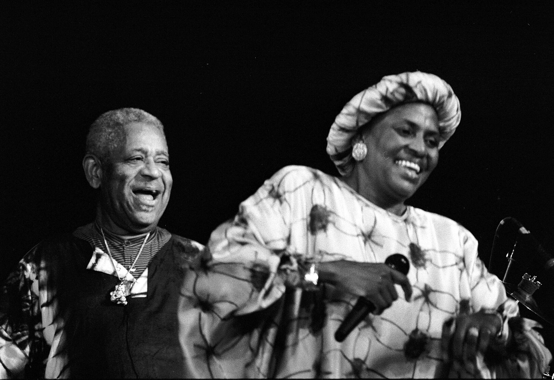 Imagem de referência relacionada a Miriam Makeba, item descrito como cantora sul-africana