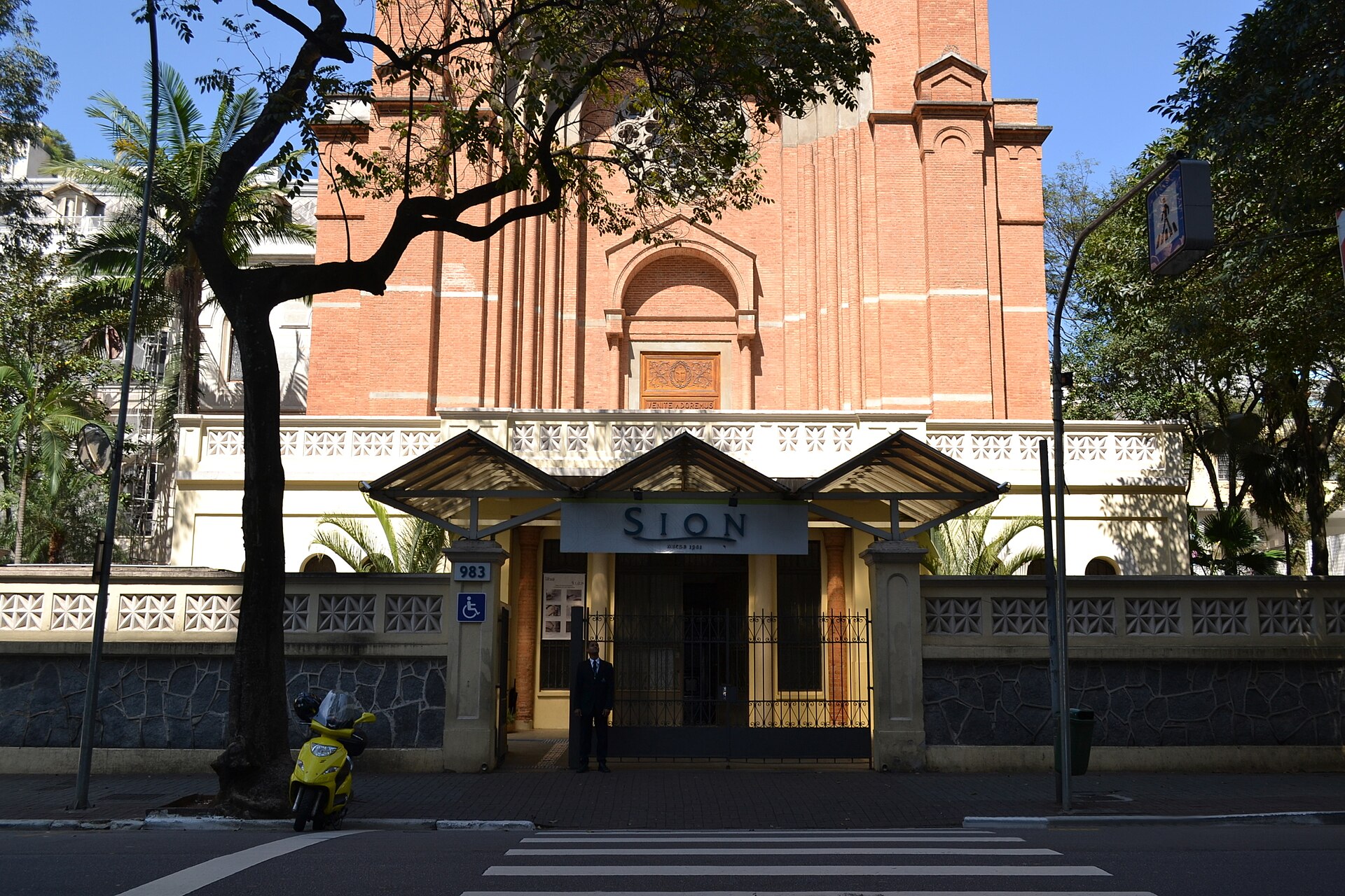 Imagem de referência de Colégio Sion, descrito nos dados abertos como prédio escolar em São Paulo