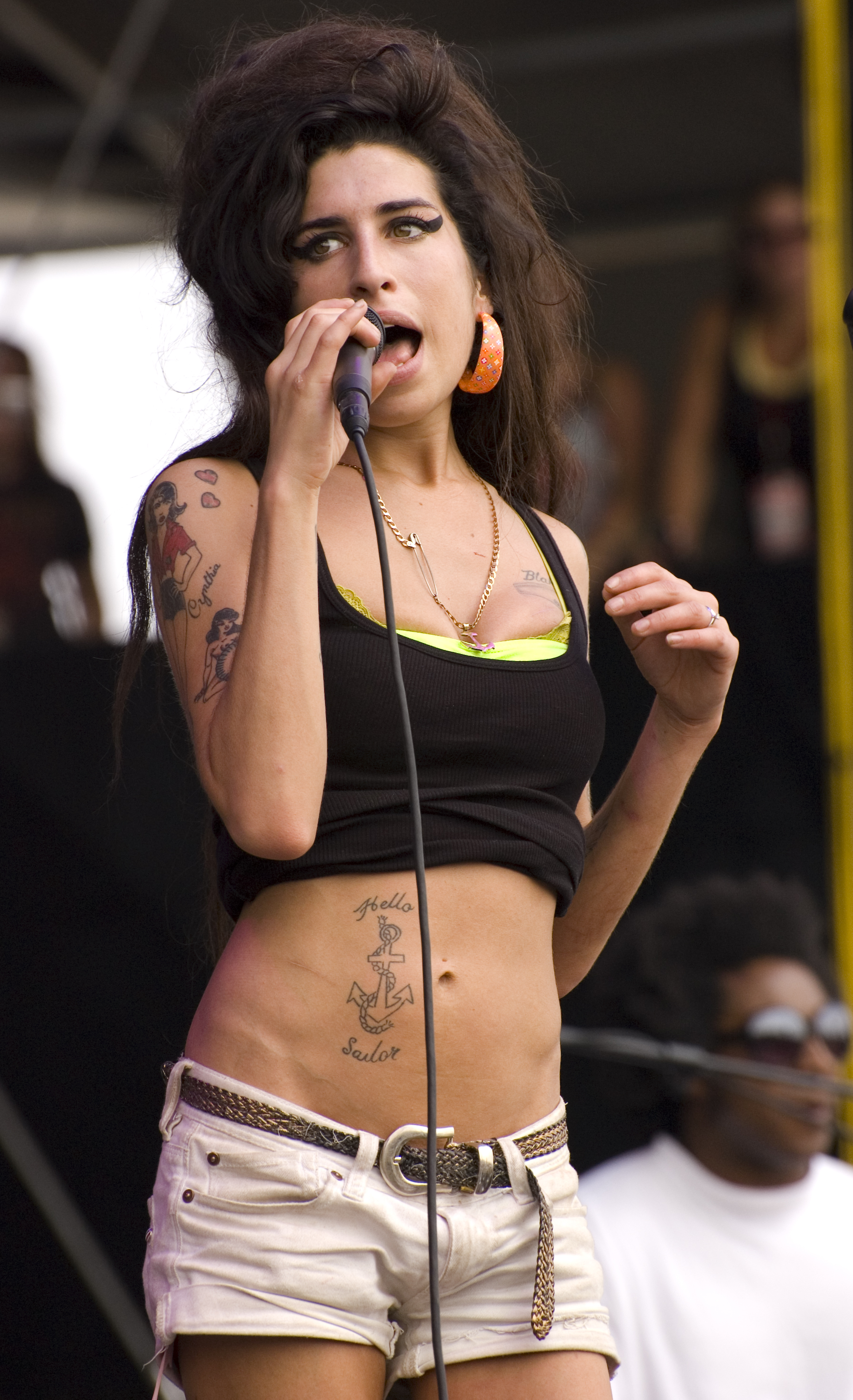 Imagem de referência de Amy Winehouse, descrito nos dados abertos como cantora e compositora britânica