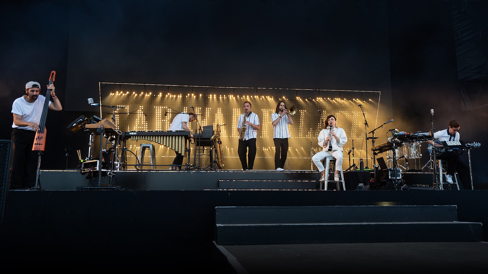 Imagem de referência de Caravan Palace, descrito nos dados abertos como banda de electro swing francesa