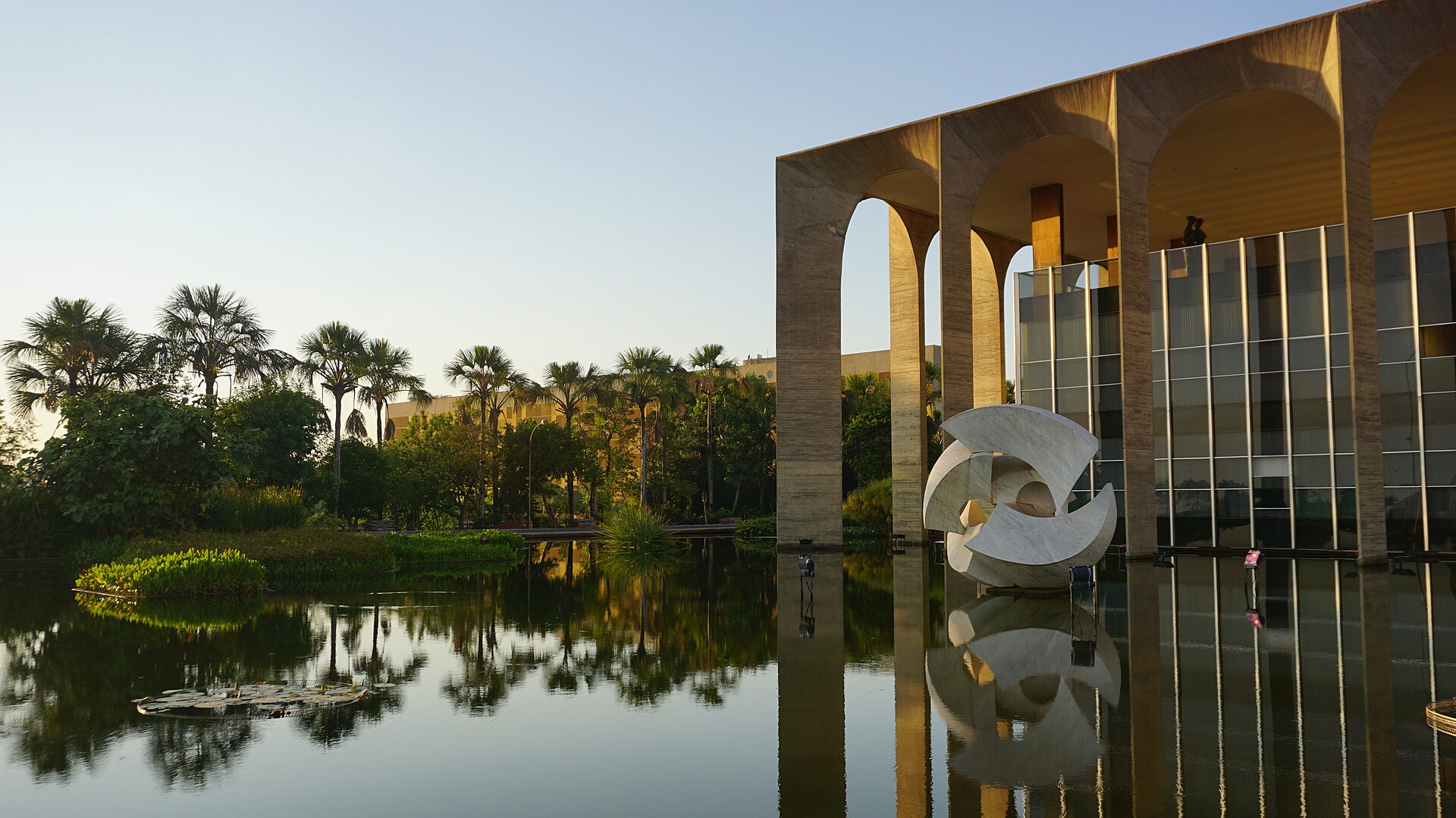 Imagem de referência de Meteoro, descrito nos dados abertos como escultura em frente ao Itamaraty, em Brasília