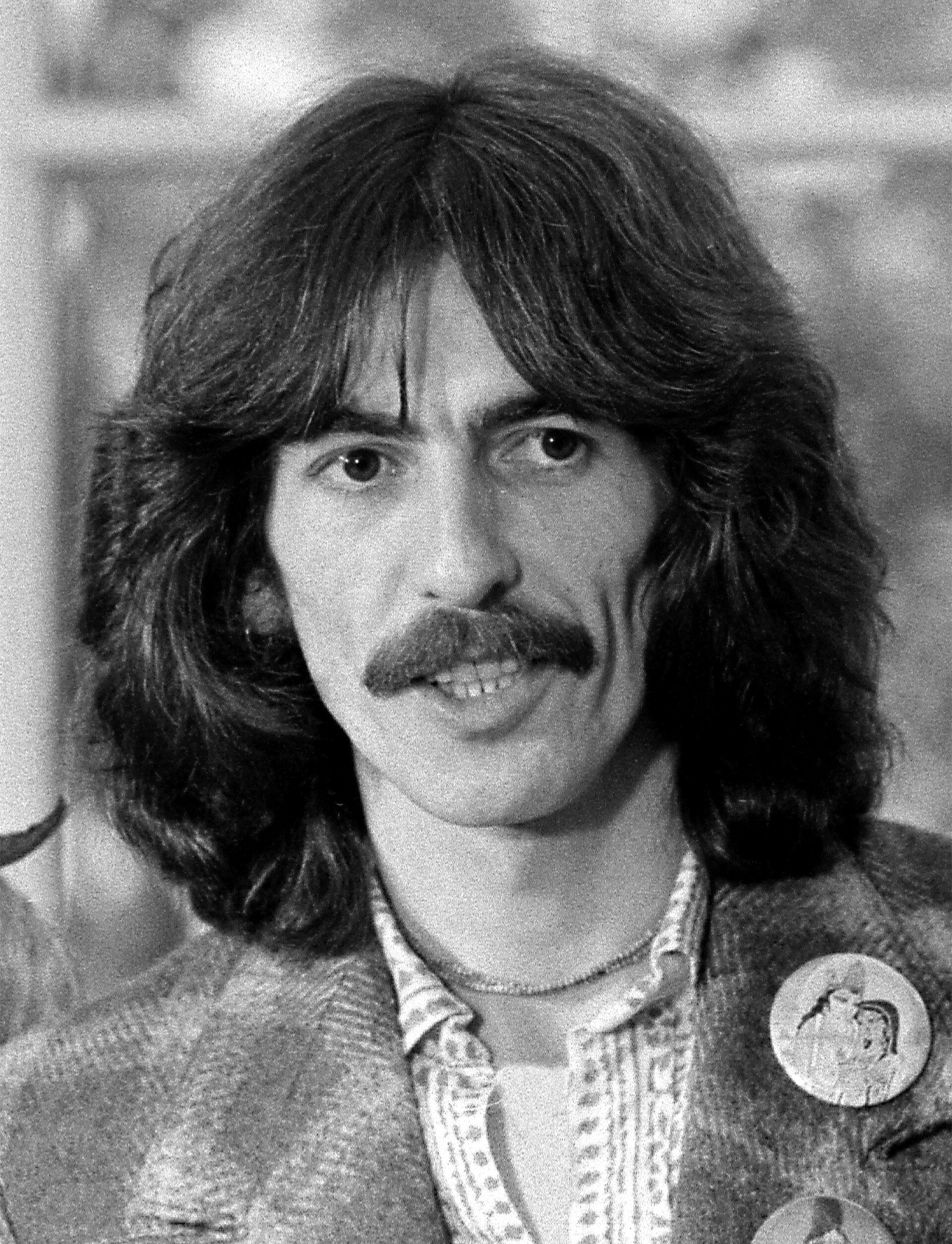 Imagem de referência relacionada a George Harrison, item descrito como cantor, compositor, produtor musical e cinematográfico britânico