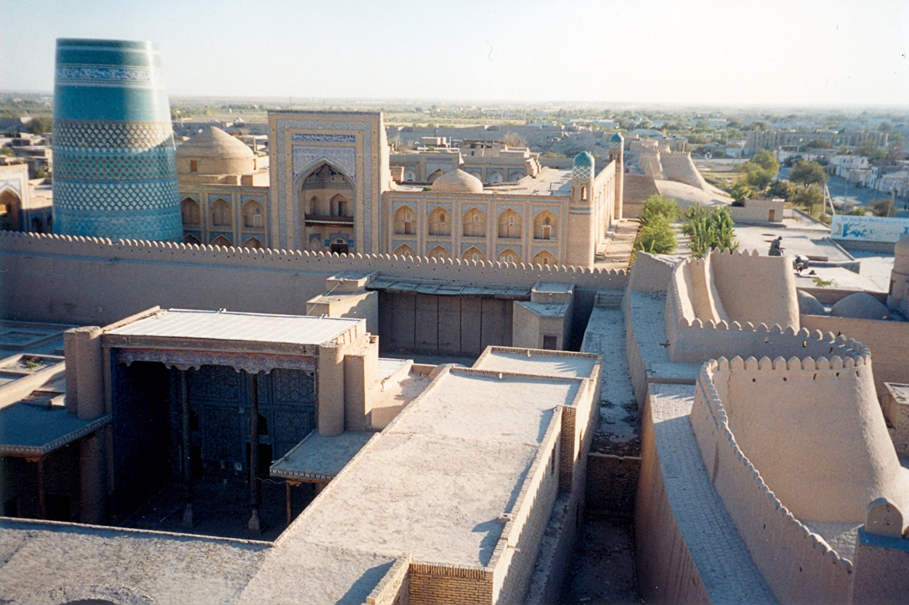 Imagem de referência relacionada a Khiva, item descrito como cidade uzbeque