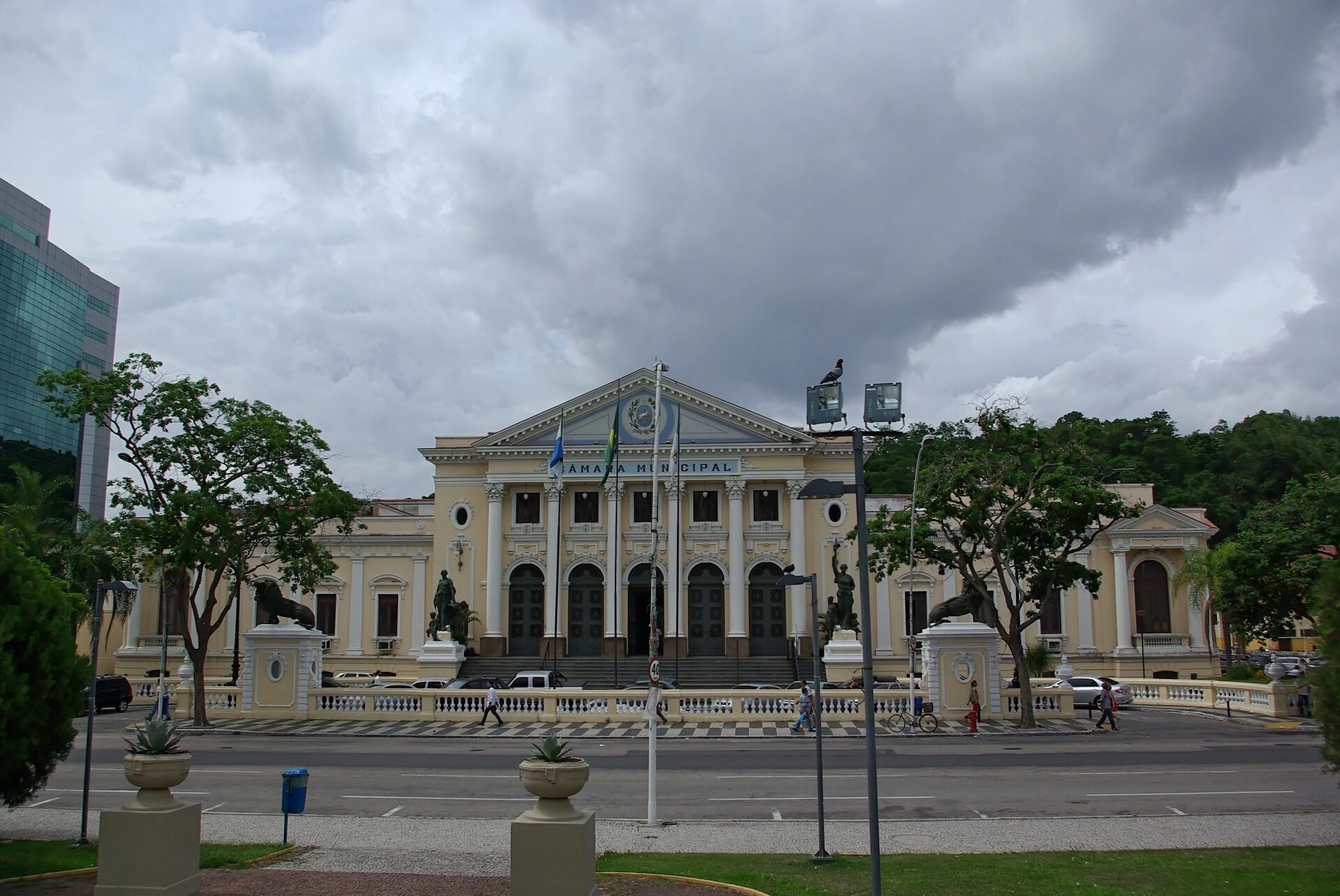 Imagem de referência relacionada a edifício da Câmara Municipal de Niterói, item descrito como edifício em Niterói, Brasil