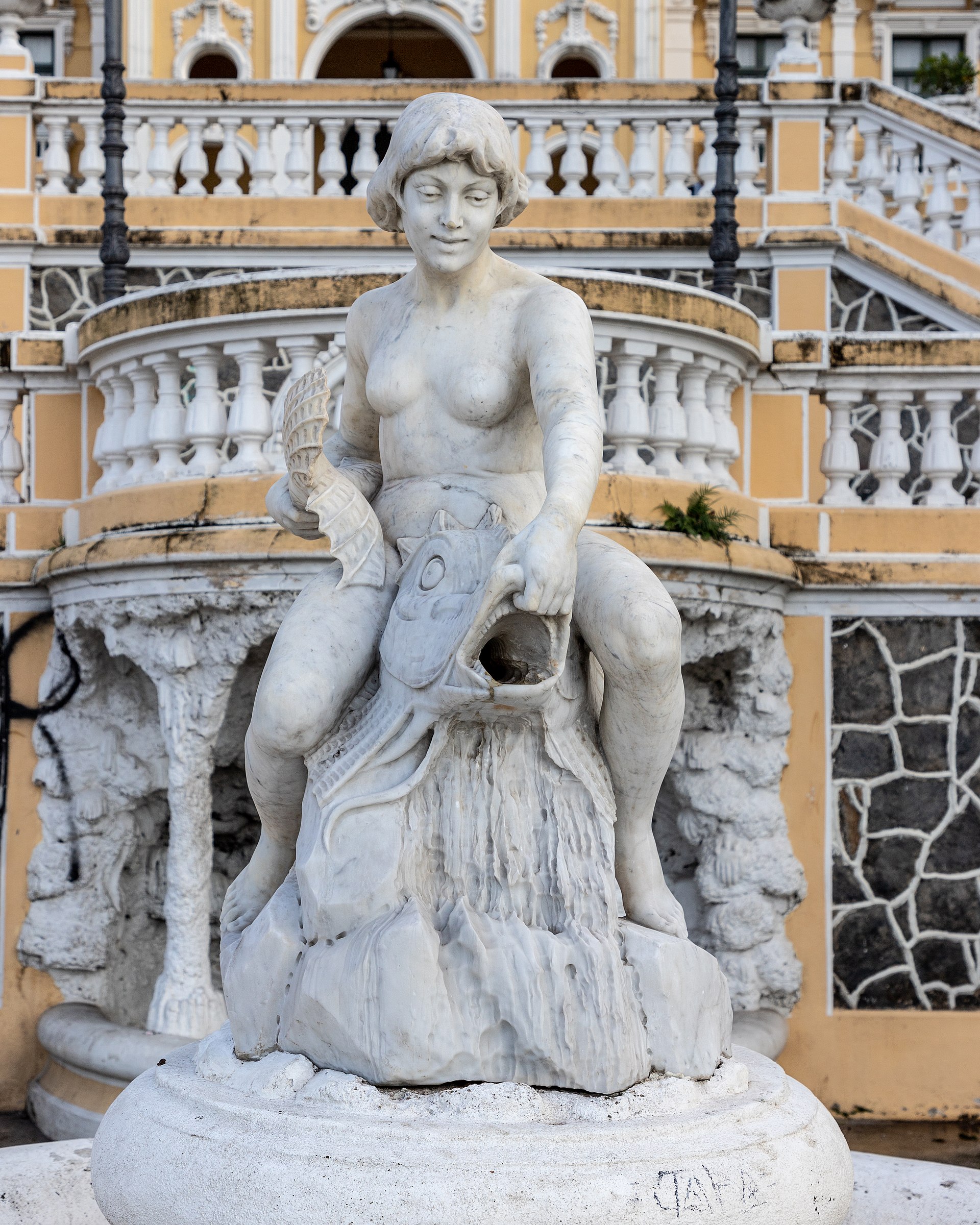 Imagem de referência de Menina com Delfim, descrito nos dados abertos como estátua na Escadaria Bárbara Monteiro Lindenberg, Vitória, Espírito Santo