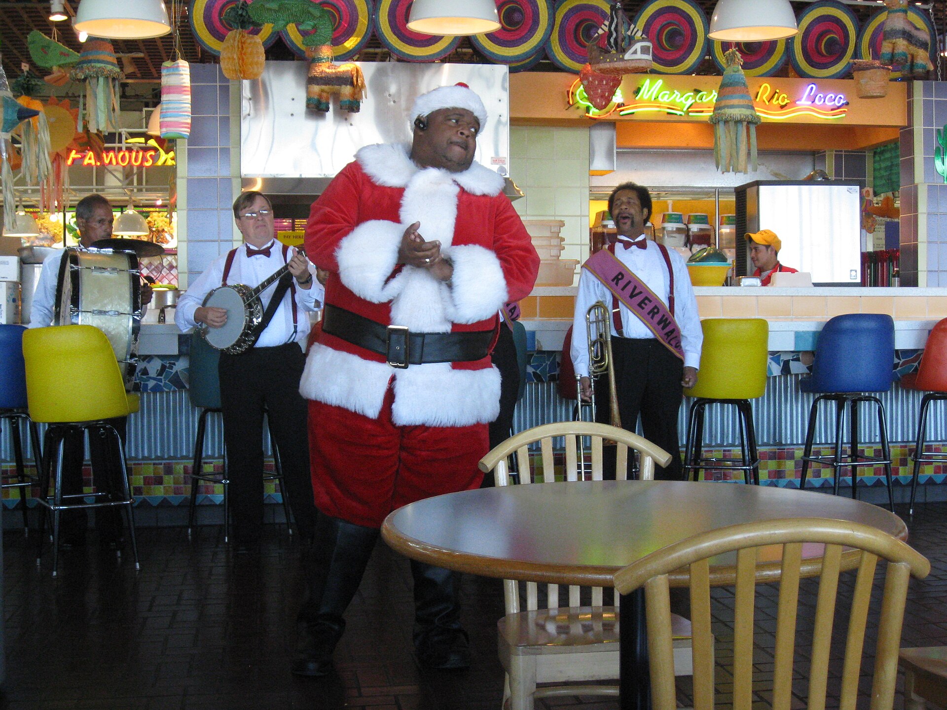 Imagem de referência de Fred Claus, descrito nos dados abertos como filme de 2007 dirigido por David Dobkin
