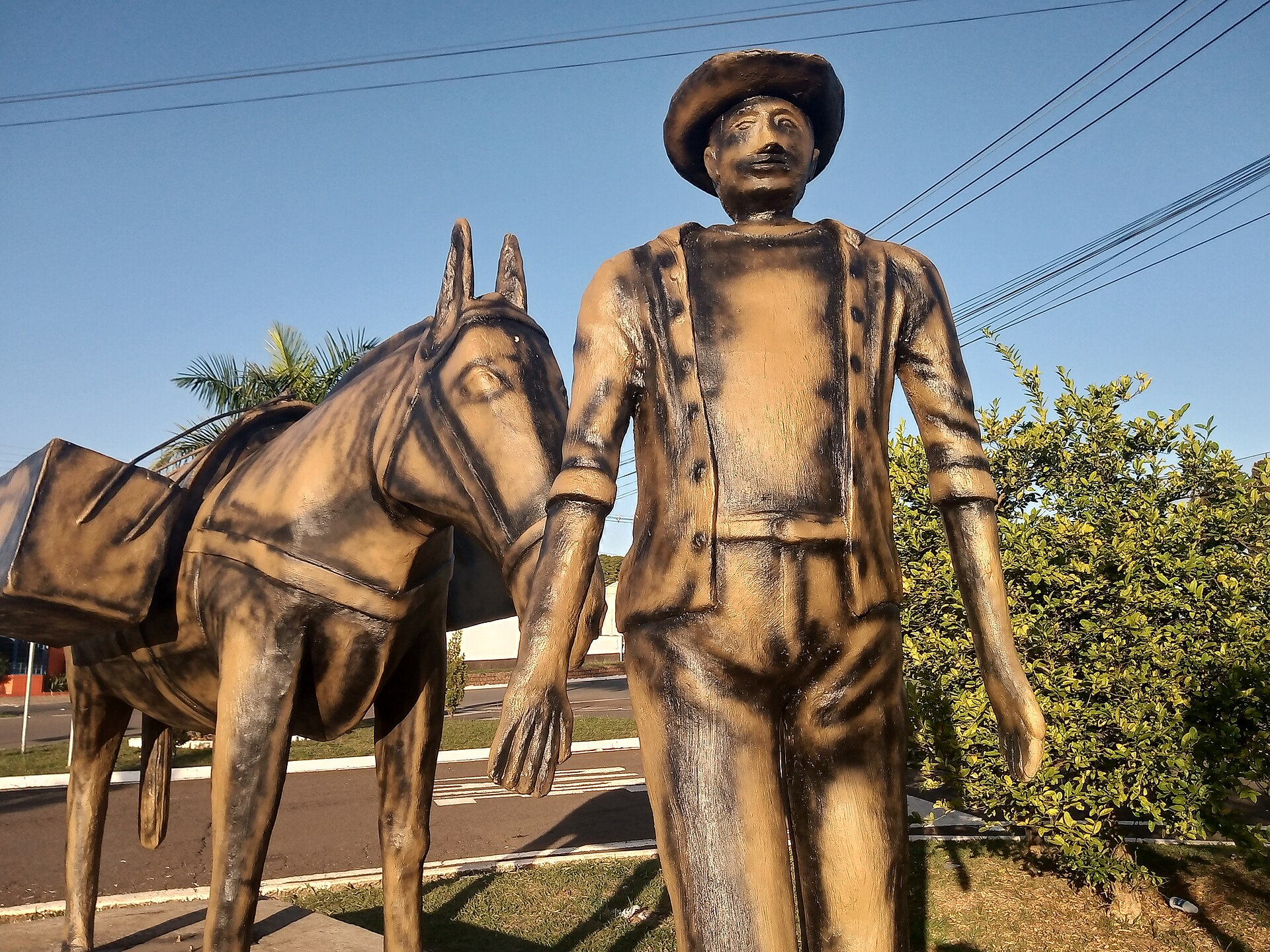 Imagem de referência de Monumento ao Tropeiro, descrito nos dados abertos como escultura em Laranjal Paulista, Brasil