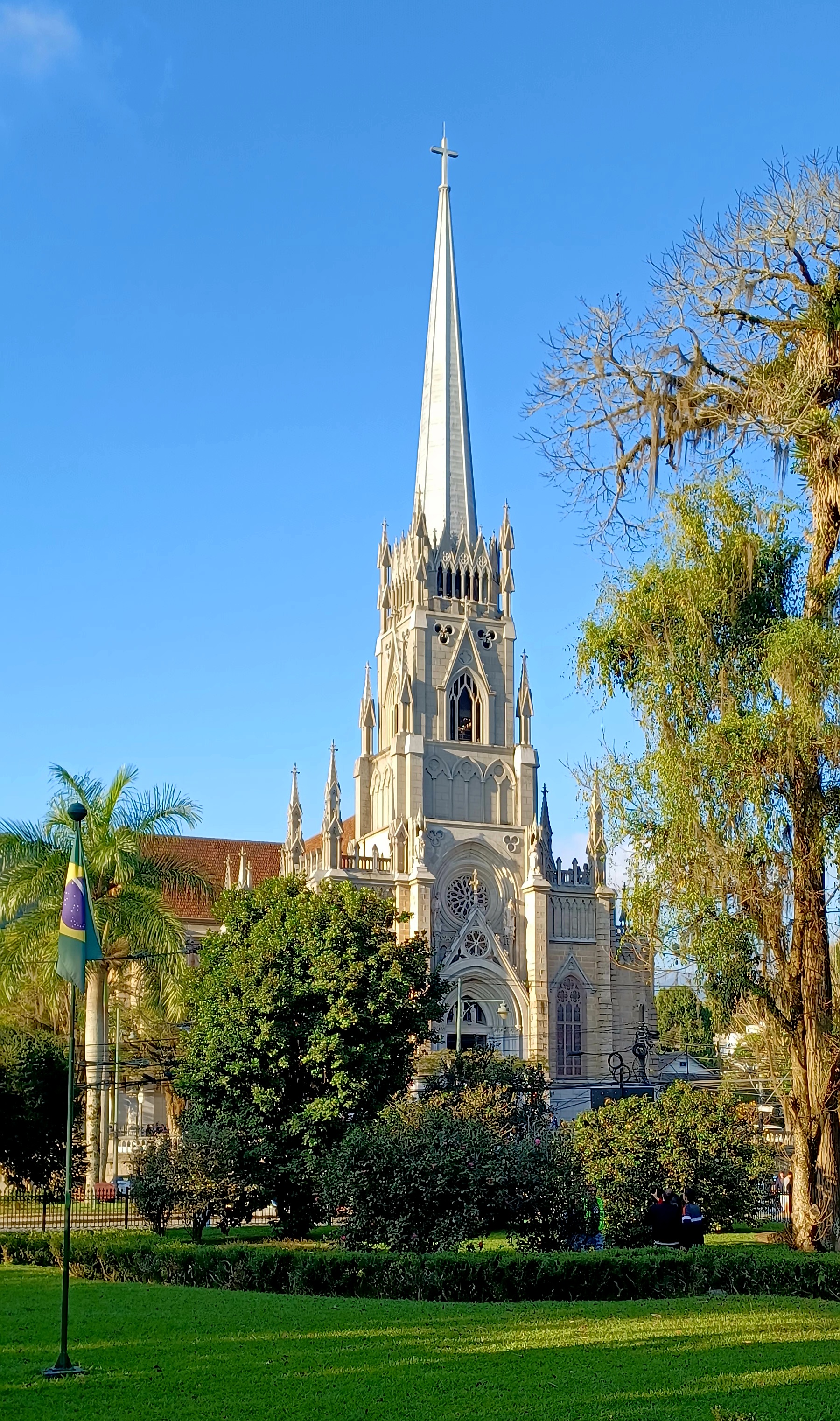 Imagem de referência de Catedral de Petrópolis, descrito nos dados abertos como catedral de São Pedro de Alcântara, Petrópolis, RJ, Brasil