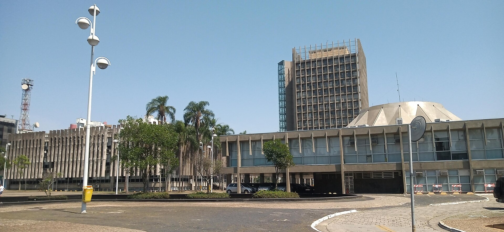 Imagem de referência de Paço Municipal de Santo André, descrito nos dados abertos como local onde se situam a Prefeitura, a Câmara dos Vereadores e o Fórum do município de Santo André, bem como a Biblioteca Nair Lacerda e o Teatro Municipal