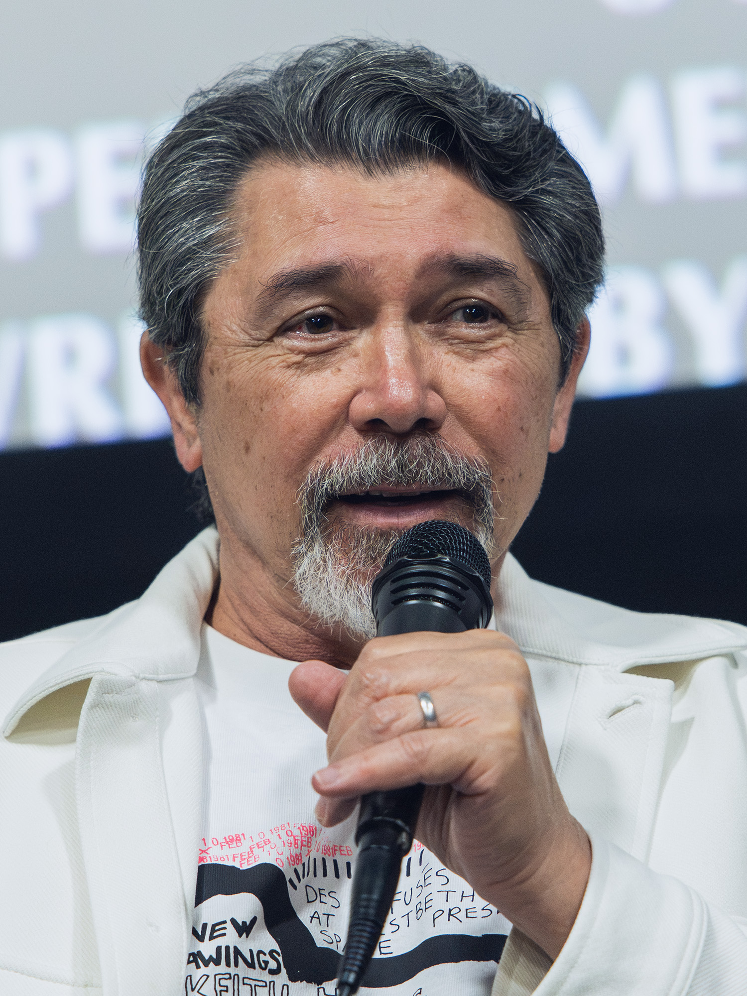 Imagem de referência relacionada a Lou Diamond Phillips, item descrito como ator estadunidense
