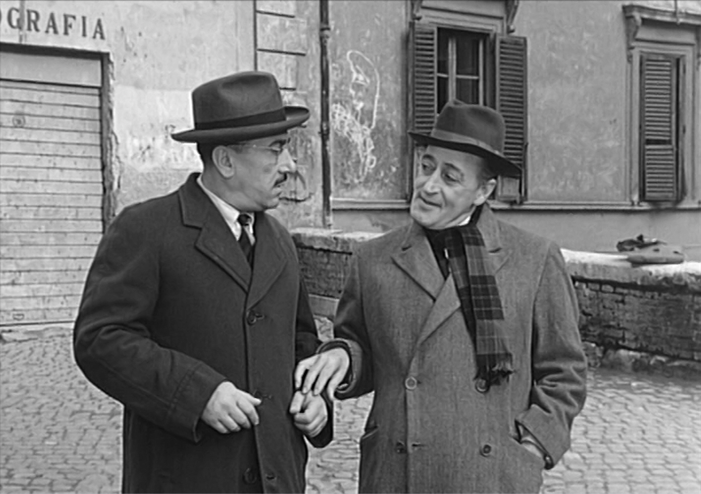 Imagem de referência relacionada a La banda degli onesti, item descrito como filme de 1956 dirigido por Camillo Mastrocinque