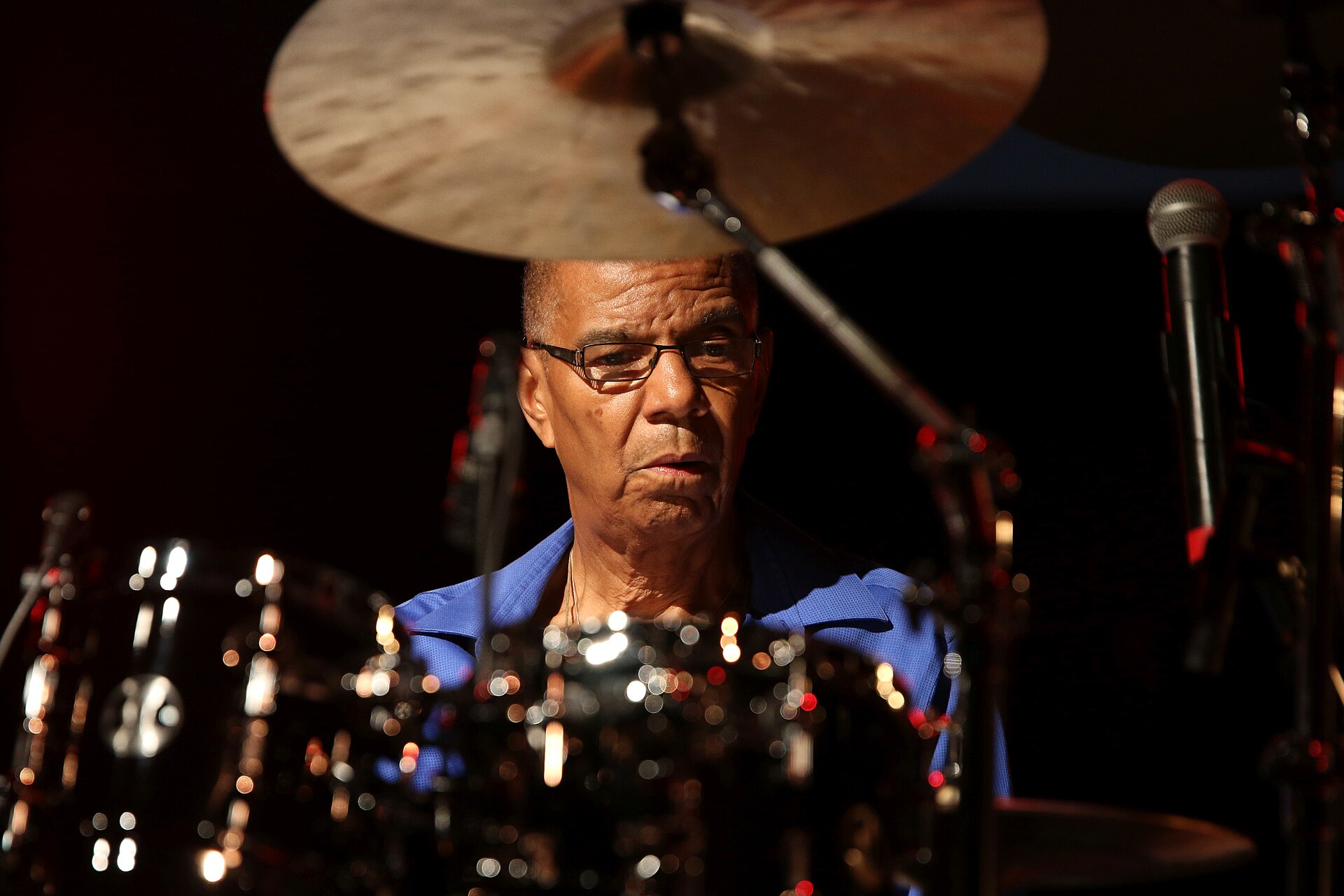 Imagem de referência de Jack DeJohnette, descrito nos dados abertos como baterista, compositor e pianista norte-americano (1942-2025)