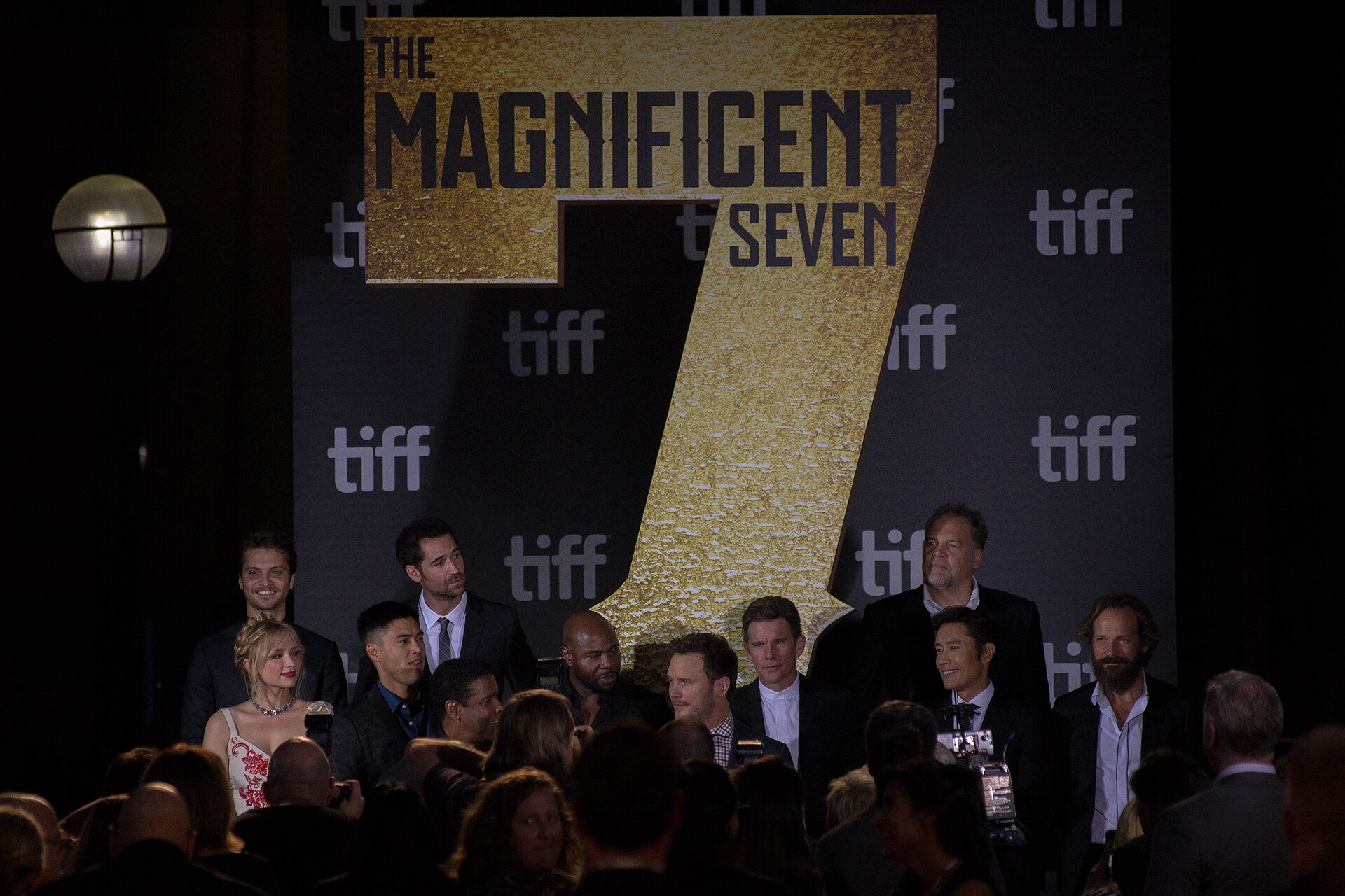 Imagem de referência de Os Sete Magníficos, descrito nos dados abertos como filme de 2016 dirigido por Antoine Fuqua