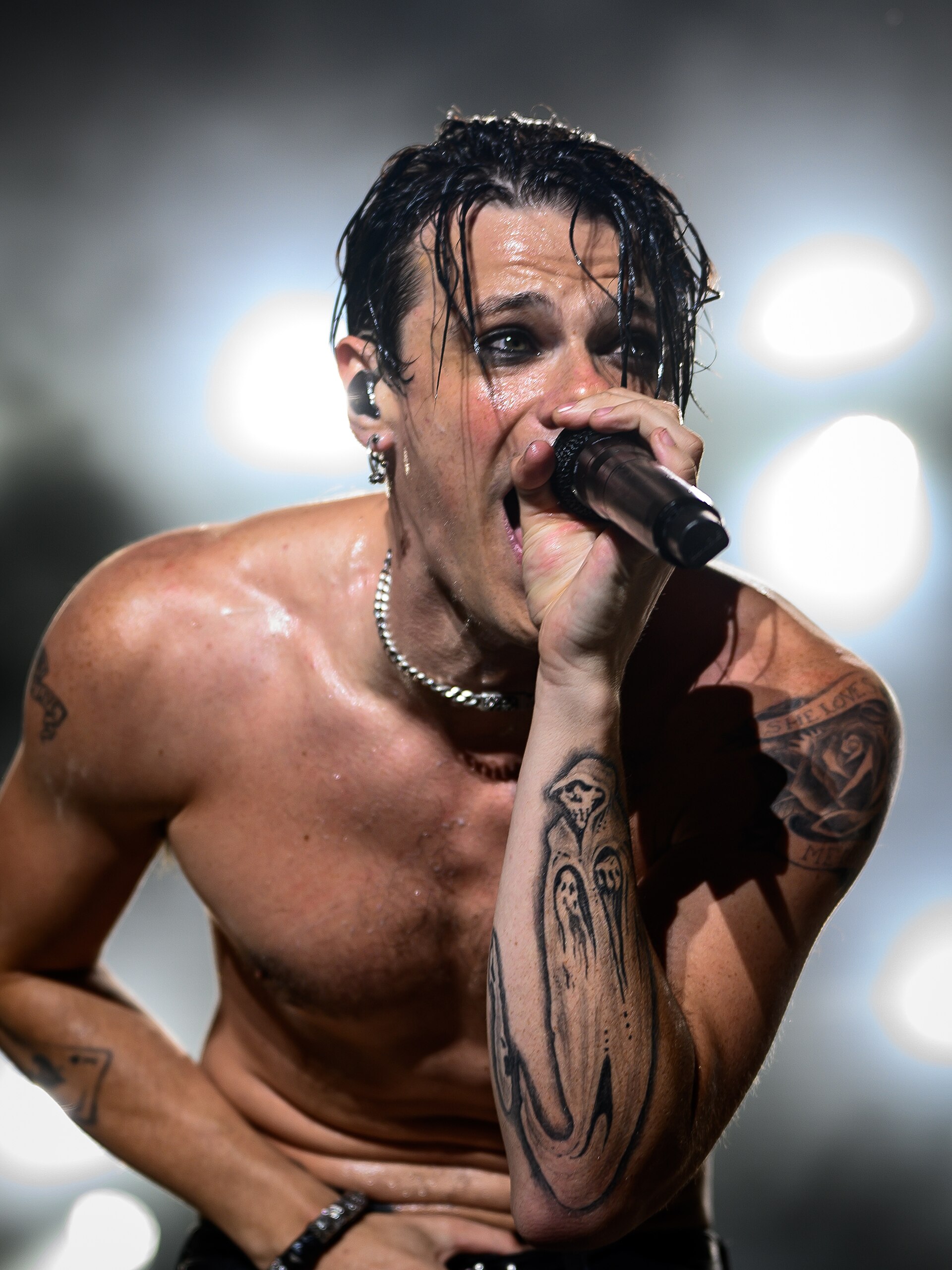 Imagem de referência de Yungblud, descrito nos dados abertos como cantor, compositor e ator britânico