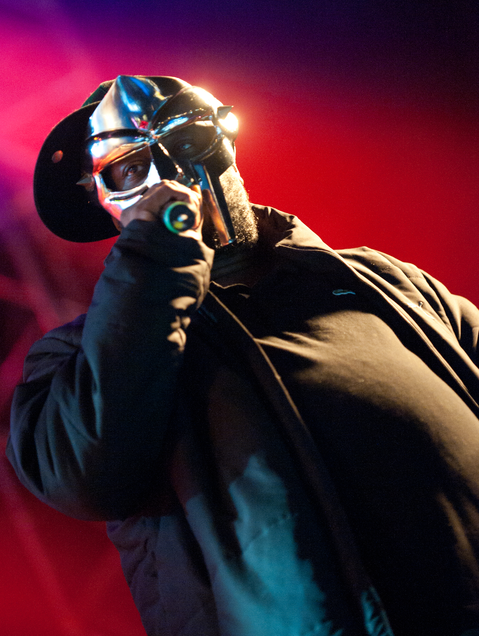 Imagem de referência de MF Doom, descrito nos dados abertos como rapper inglês