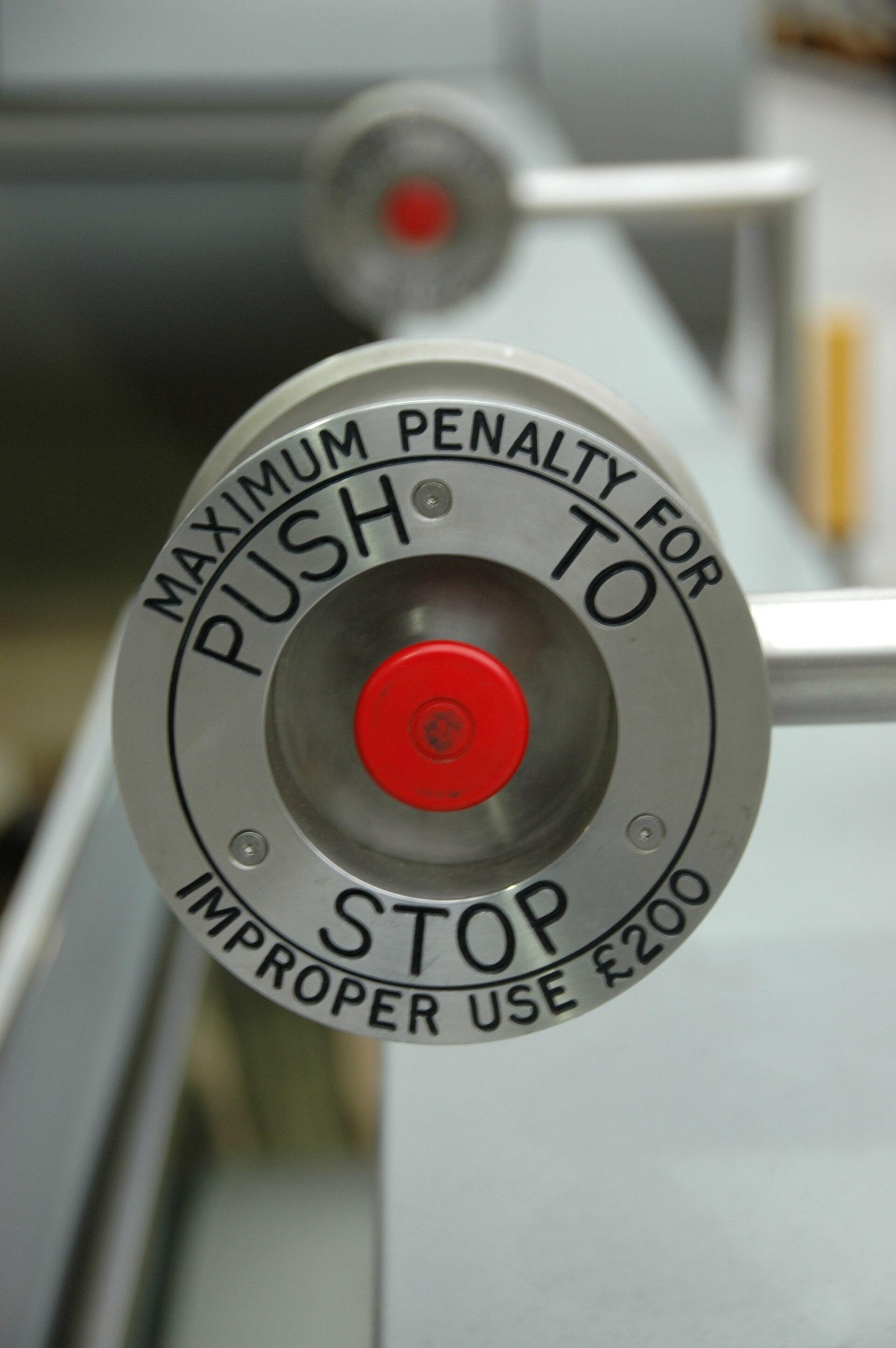 Imagem de referência relacionada a Push the Button, item descrito como álbum de The Chemical Brothers