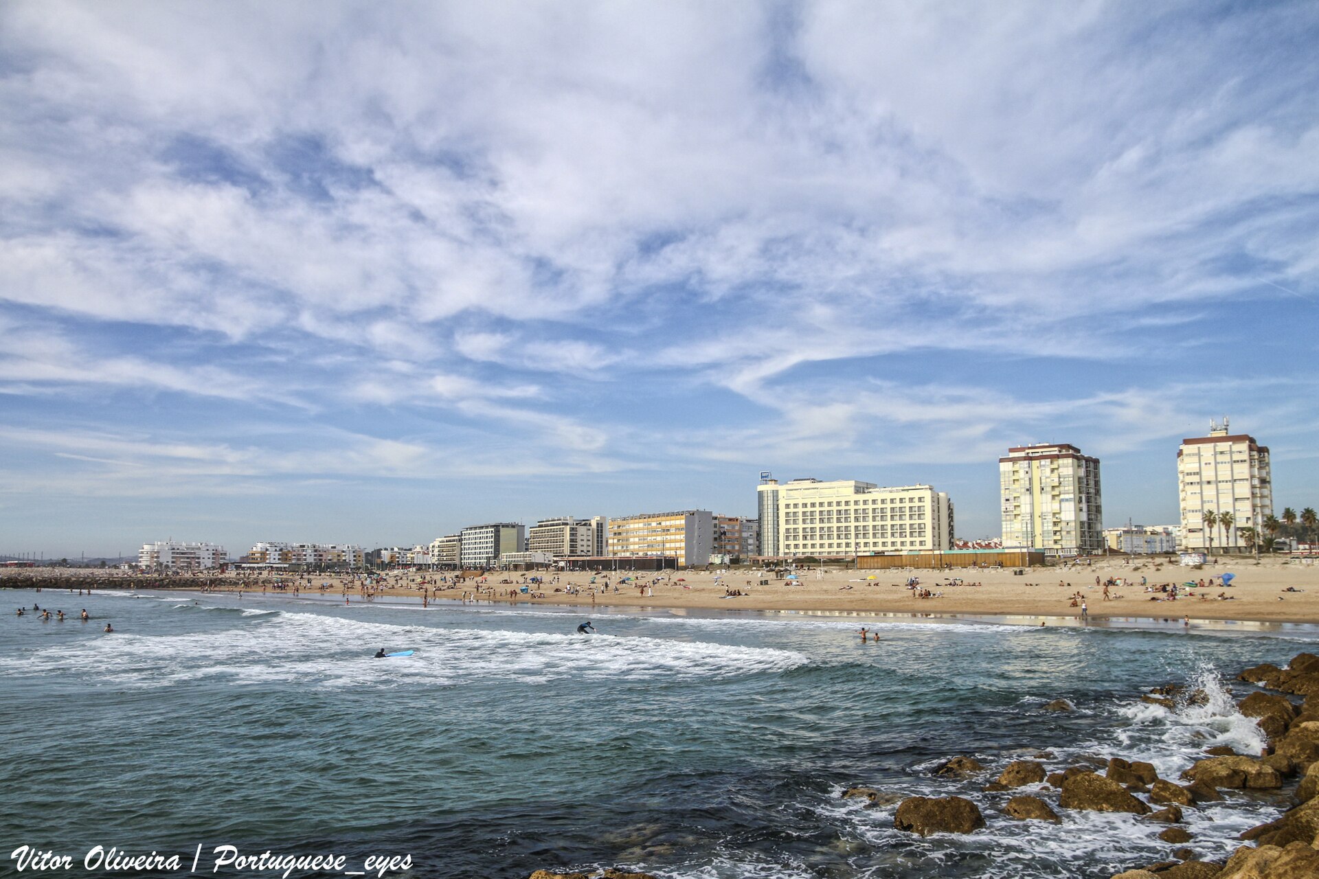 Imagem de referência relacionada a Costa da Caparica, item descrito como cidade portuguesa sede da Freguesia de Costa da Caparica no Município de Almada