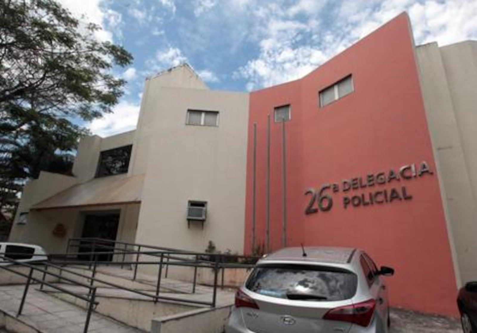 Agentes da 26ª DP prenderam suspeita dentro da academia com dinheiro furtado Reprodução/Polícia Civil