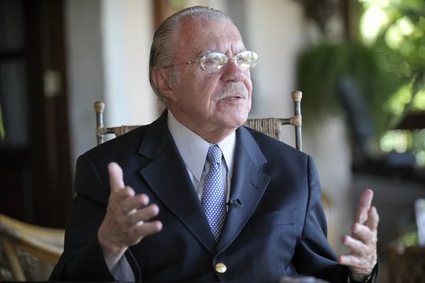 José Sarney segue internado para tratar quadro de pneumonia