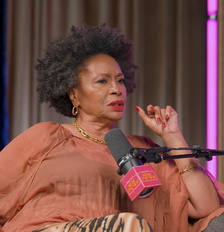 Jenifer Lewis participou do podcast 'Baby, This is Keke Palmer', onde fez revelações sobre sua trajetória Foto: Reprodução/Youtube/ Baby, This is Keke Palmer