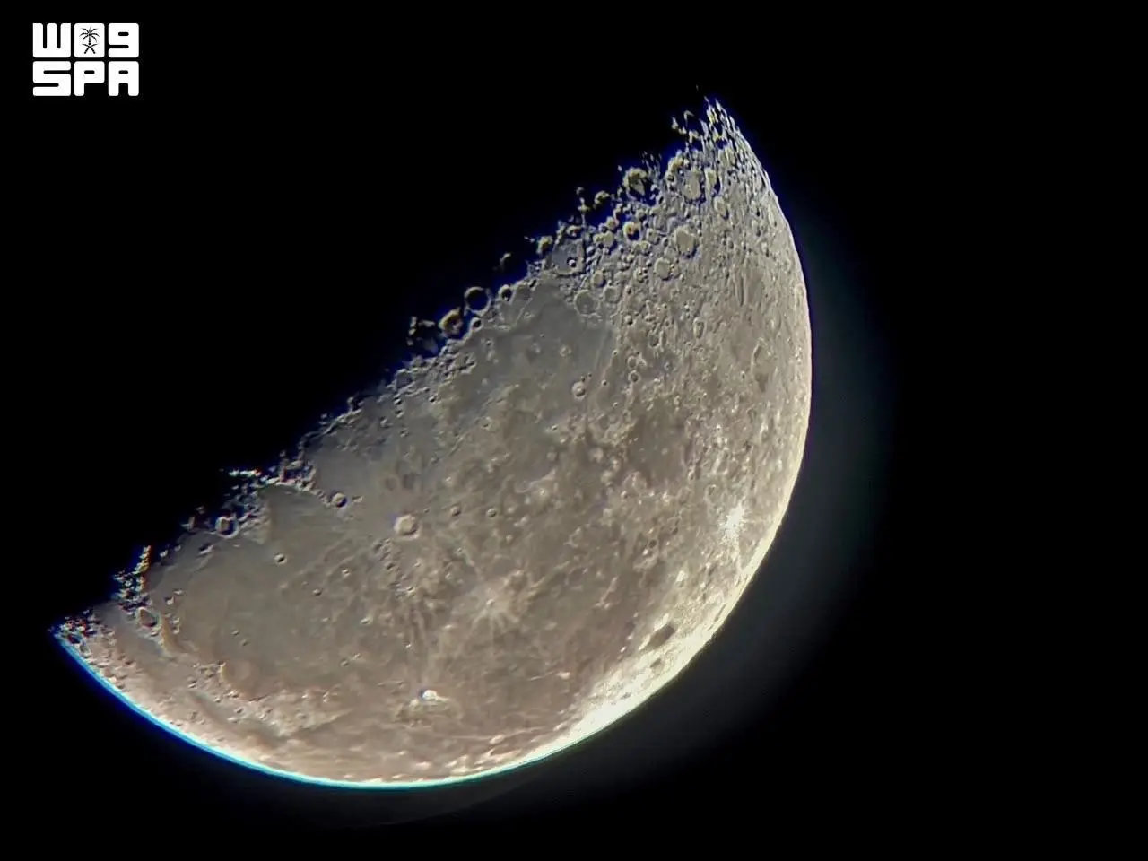 A lua brilha sobre os céus de Rafha para um evento global de observação