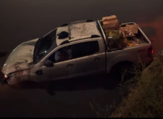 Criminoso é preso após fugir da PM e cair com carro roubado em rio na avenida Brasil, no Rio