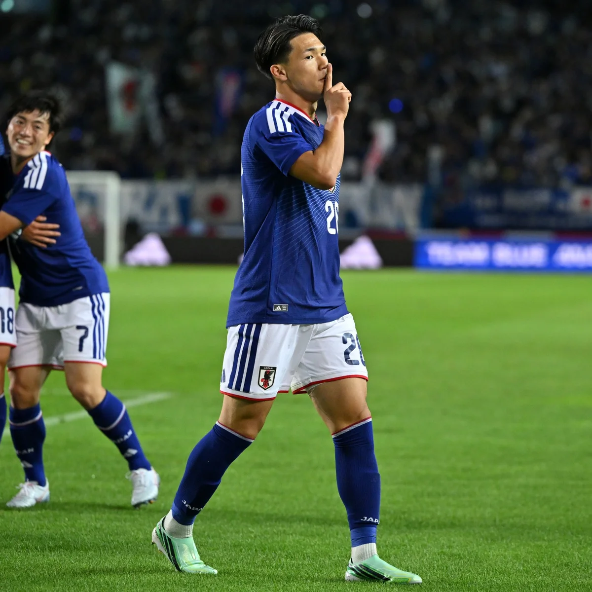 Na estreia de Diego Forlán, Uruguai perde amistoso para o Japão por 3 x 1