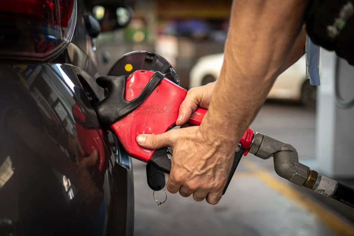 Com incerteza da guerra, governo busca saída para subsídio da gasolina