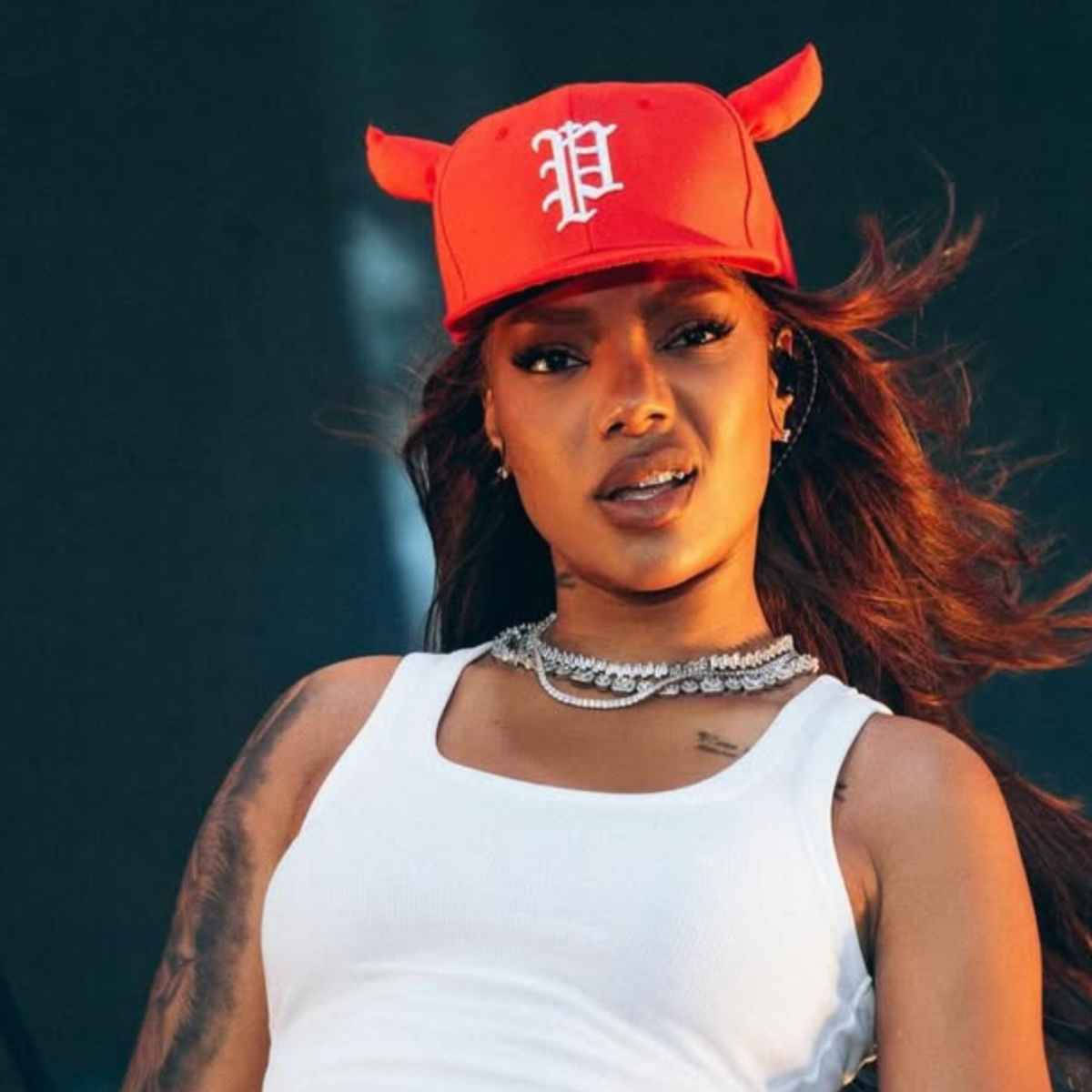 Ludmilla processa Latam após perder conexão e ter de pagar R$ 32 mil em táxi aéreo