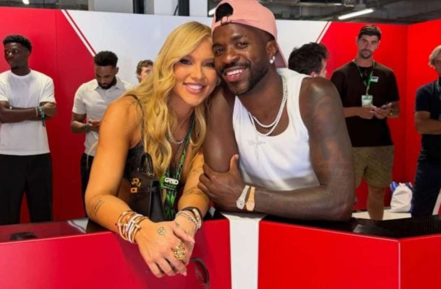 Lewis Hamilton, Vini Jr e Virginia no paddock da equipe Ferrari durante o GP da Espanha &ndash;