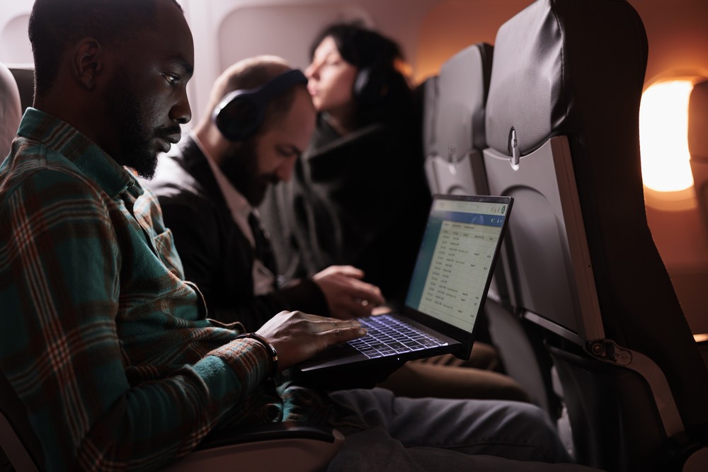 Ficar de olho em promoções também é uma boa tática, já que elas podem multiplicar seus pontos e proporcionar uma boa viagem de avião, com valores reduzidos — Foto: Reprodução/Magnific