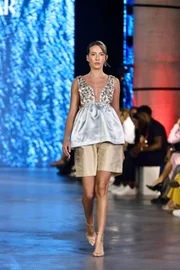 Mikaela Gomes, veterana do Metrópoles Catwalk, brilha no 3º dia de desfiles