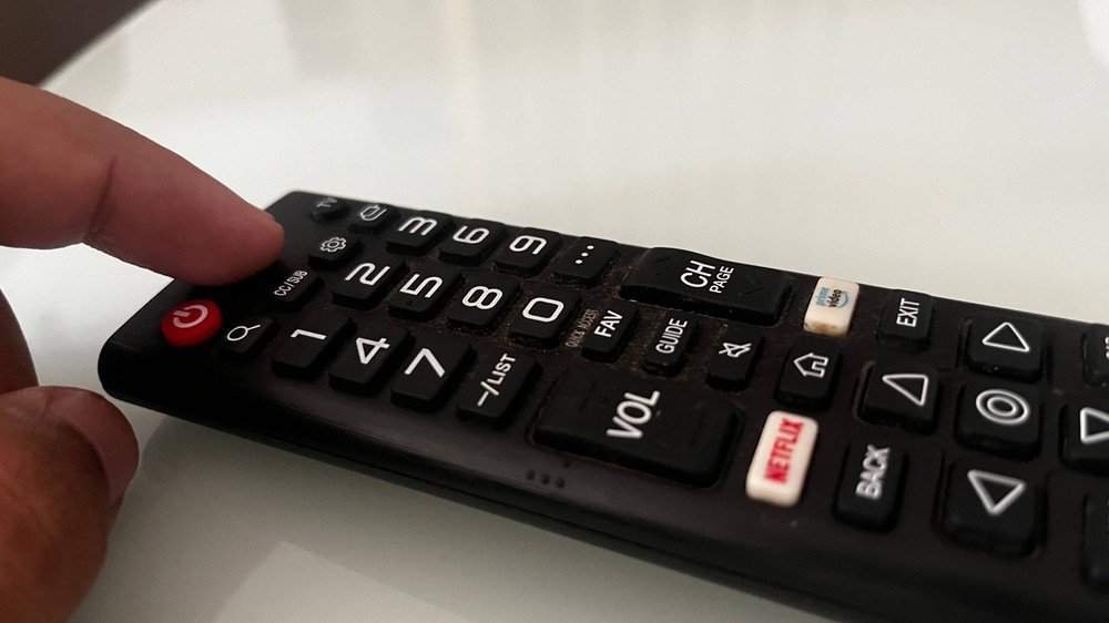 Certos modelos de TVs LG trazem uma tecla CC/SUB no controle — Foto: Gabriel Mattos/TechTudo