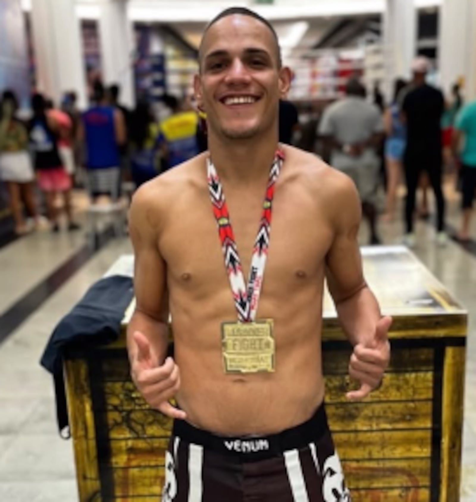 O lutador Cristiano Gonçalves Figueira, de 31 anos, foi morto a tiros após ser confundido Reprodução/RECORD