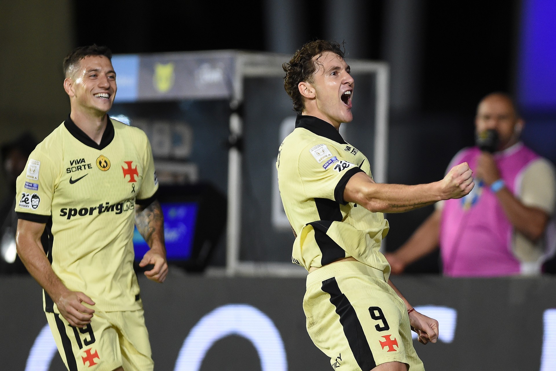Análise: Vasco tem atuação perfeita contra Coritiba e joga muito além de um time para sair do Z-4