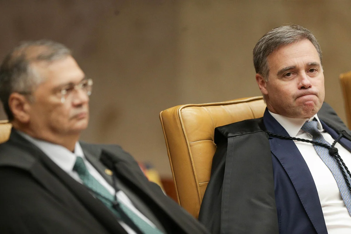 Os ministros do STF Flávio Dino e André Mendonça durante a sessão que analisa o formato da sucessão do Rio de Janeiro.