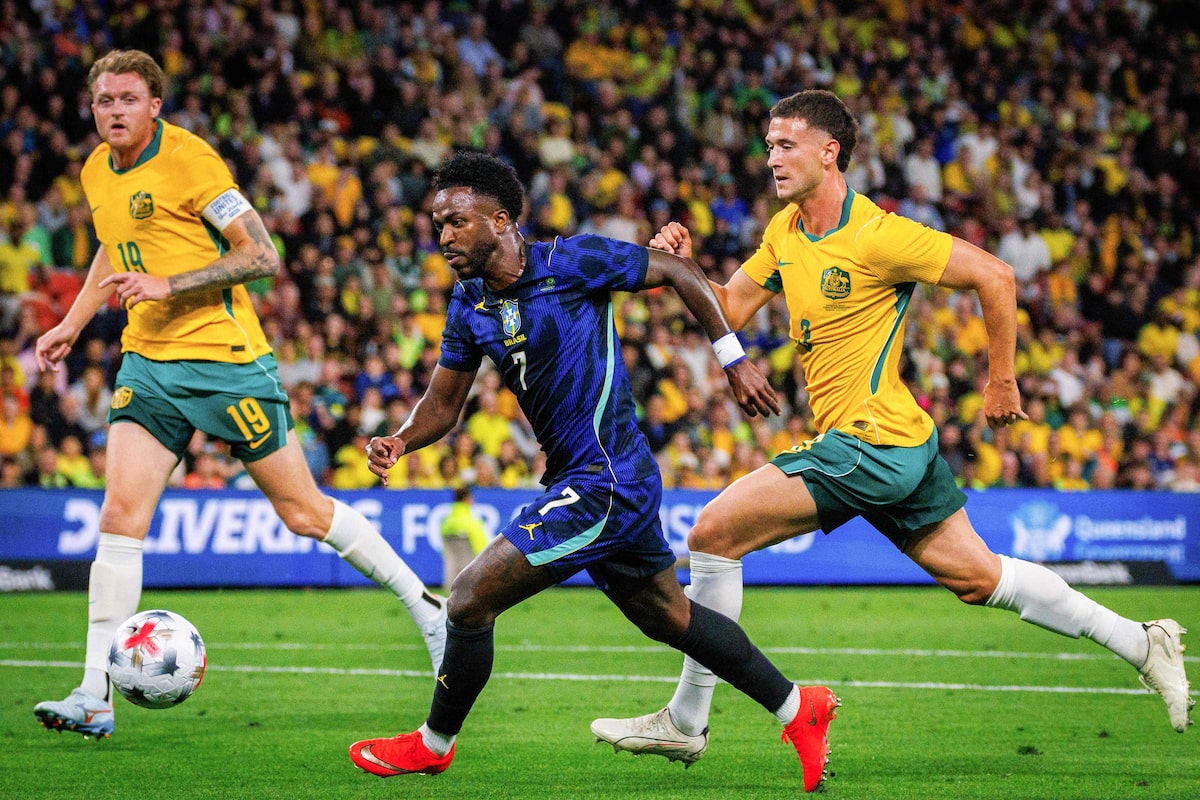 Vini Jr festeja gol e exalta Bruno Guimarães por ceder pênalti: ‘Precisando de confiança’