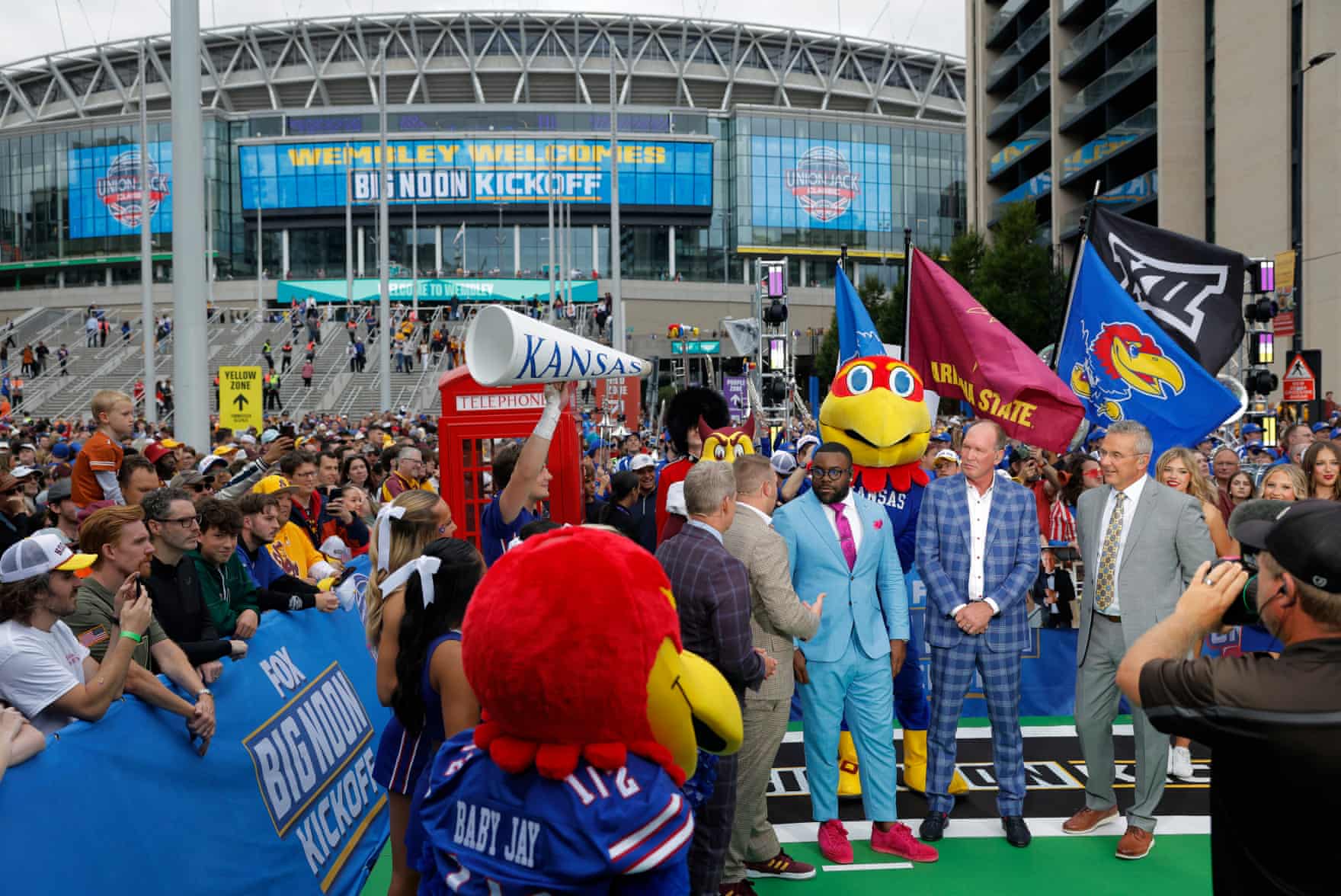'Está prestes a ir para o mundo': futebol americano universitário americano faz estrondo no Wembley – um ensaio fotográfico