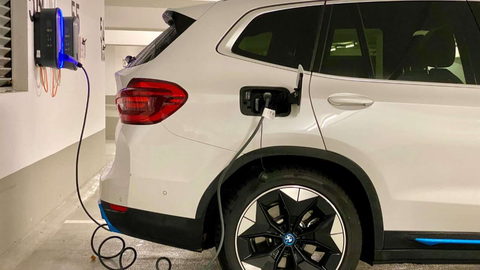 Sil&ecirc;ncio, acelera&ccedil;&atilde;o r&aacute;pida e frenagem regenerativa podem favorecer o desconforto em passageiros suscet&iacute;veis &agrave; cinetose