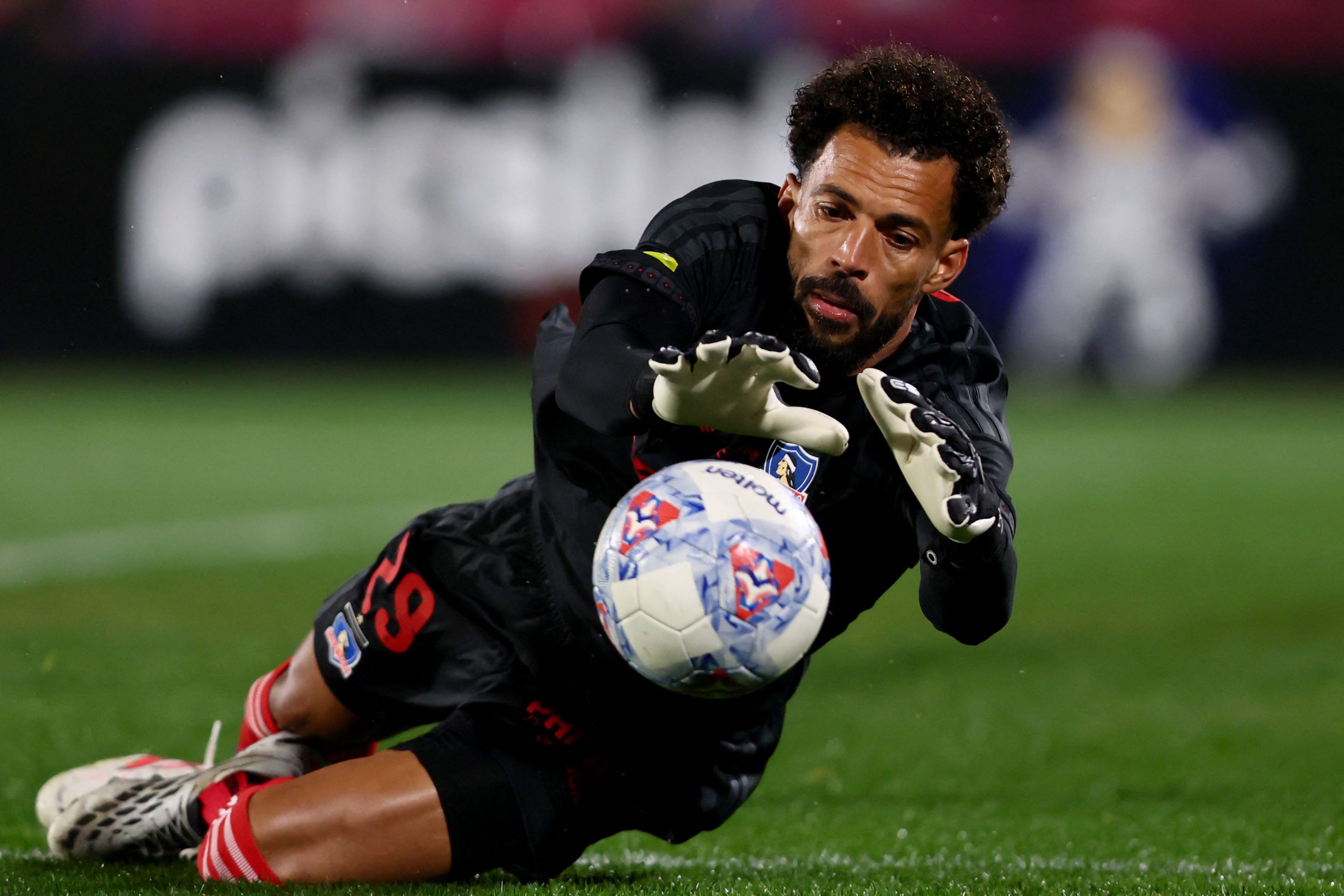 Vozinha falha em jogo do Colo-Colo após entrar em lista de melhor goleiro do mundo da Bola de Ouro; veja lance