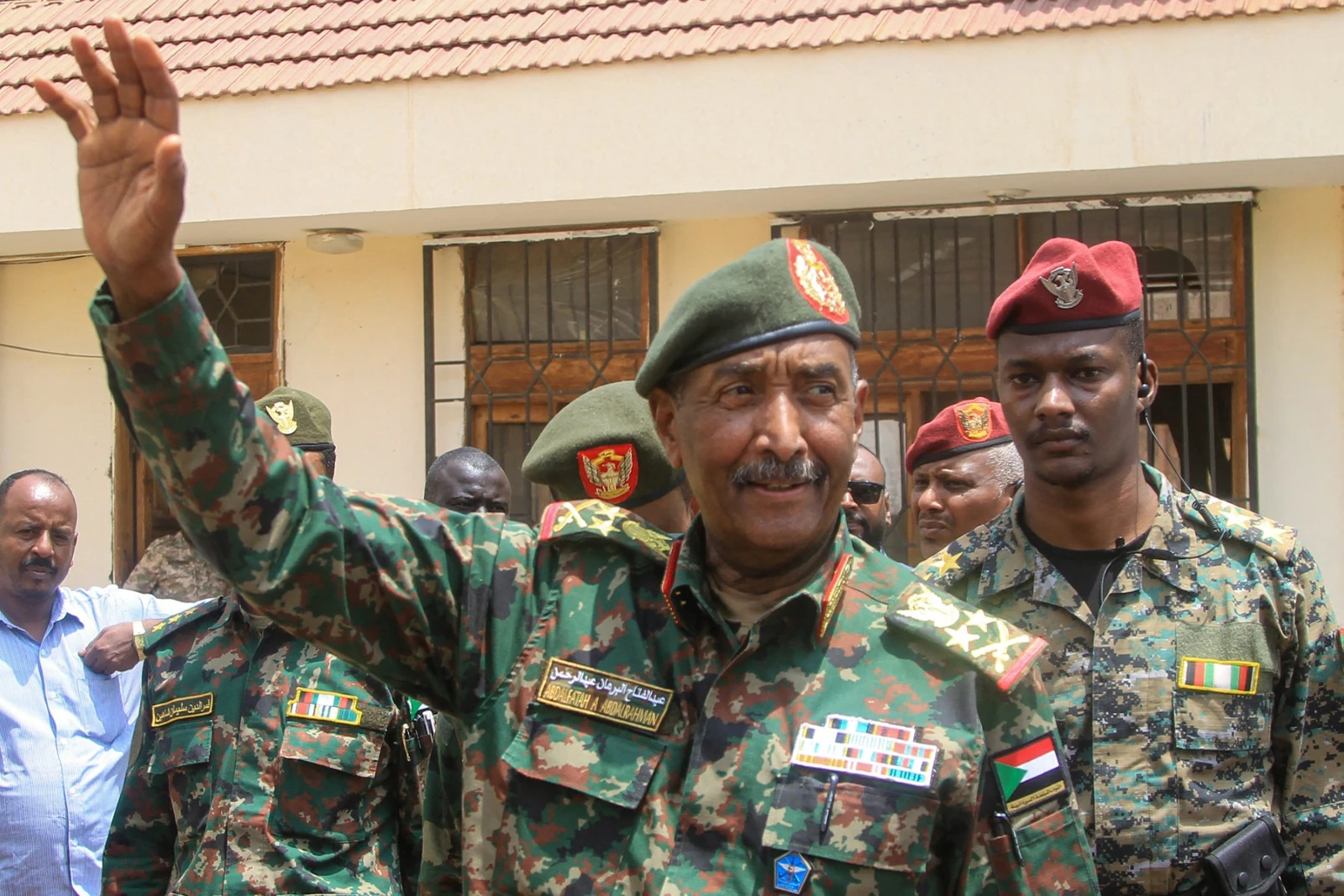 Al Burhan apresenta sua visão para acabar com a guerra no Sudão: um exército unificado, eleições e uma paz feita por sudaneses.