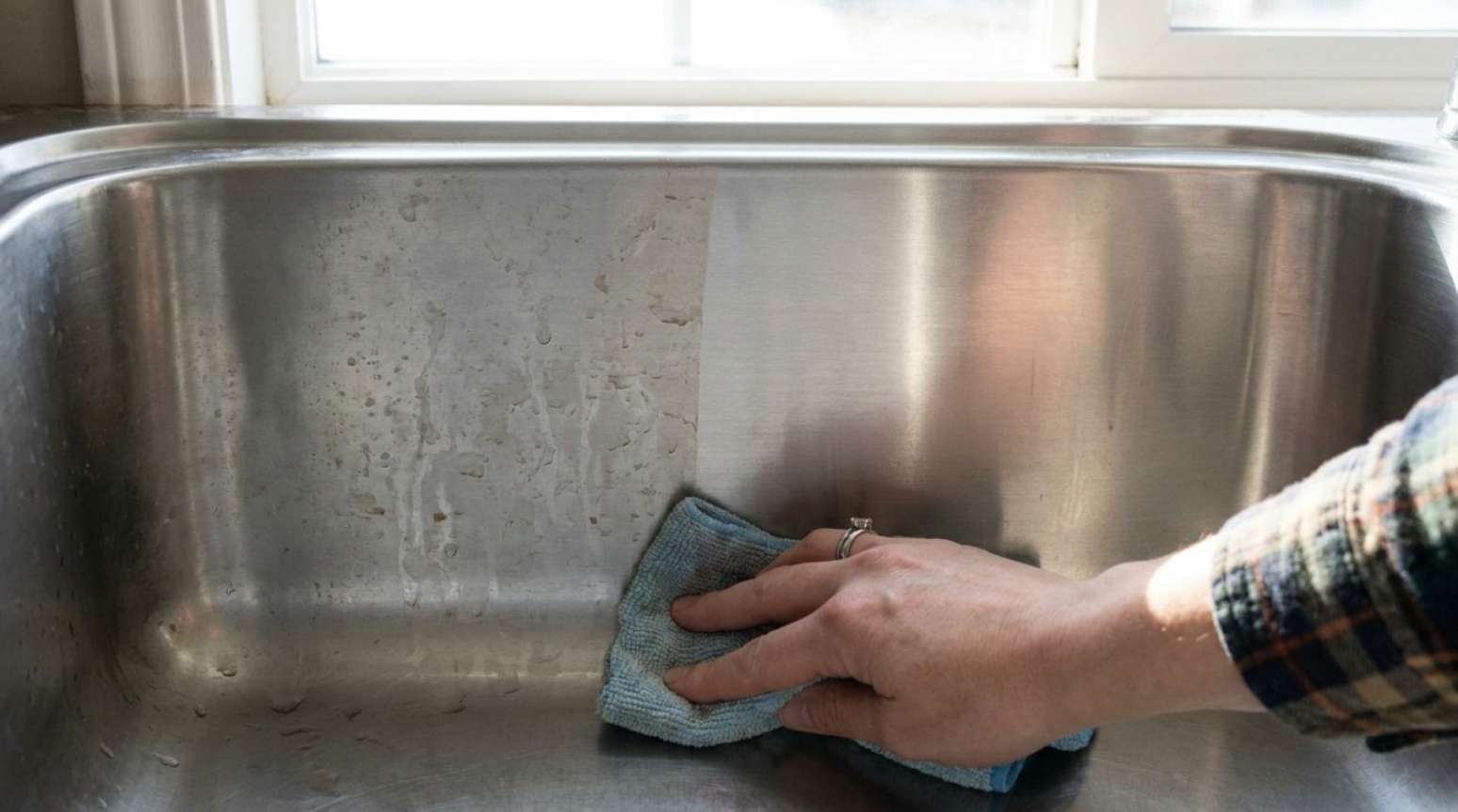 Uma mistura simples de água e vinagre branco pode ser aplicada com pano macio nas áreas marcadas.