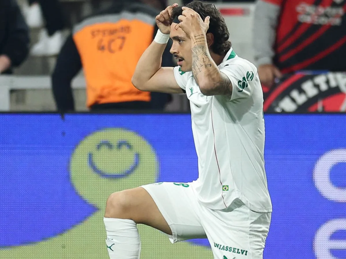 Palmeiras vence Athletico-PR e assume a liderança do Brasileirão