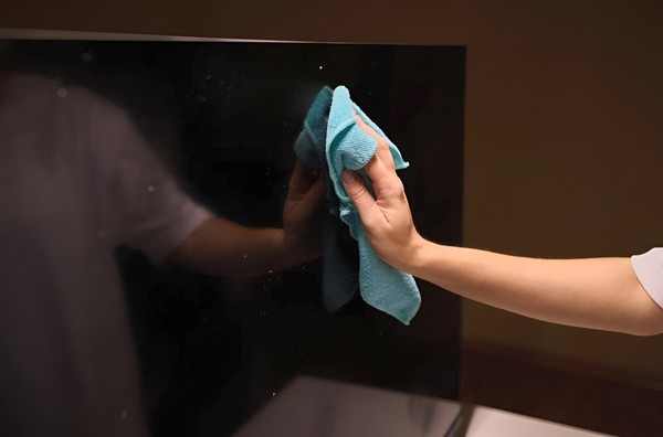 Como limpar a tela da TV? 7 dicas para remover marcas sem danificar o painel