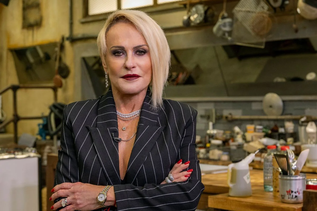 Ana Maria Braga posa em cozinha do programa Chef de Alto Nível da Globo