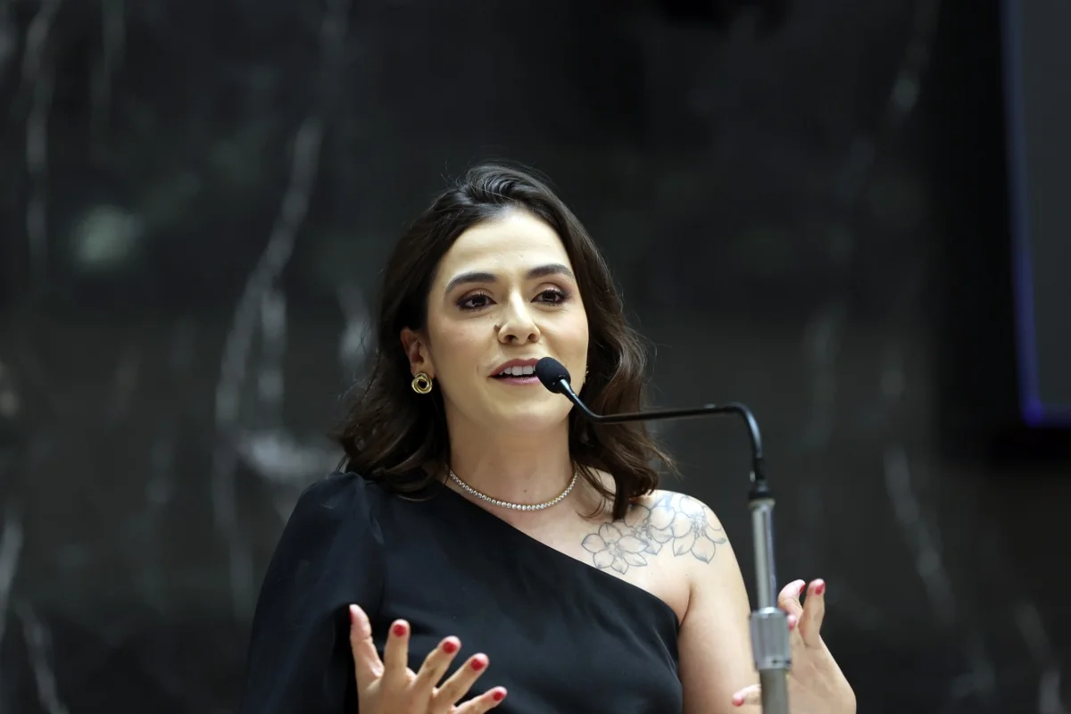 Lohanna repreende Nikolas após debate: "Menino mais mal educado da sala"