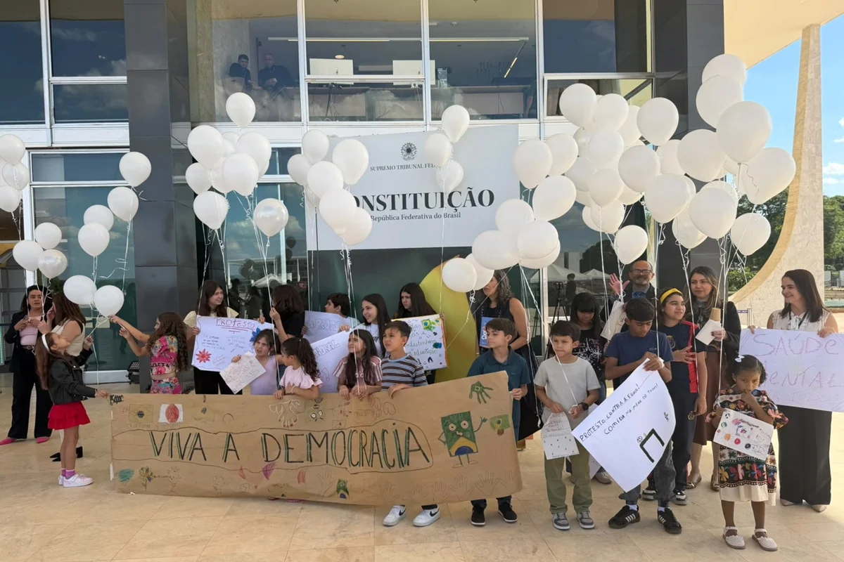 Crianças soltam balões brancos no STF em evento sobre democracia